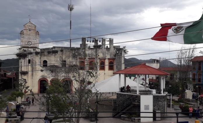 Fuertes vientos dejan sin luz la zona centro de Xilitla; en la capital potosina cierran los parques Tangamanga