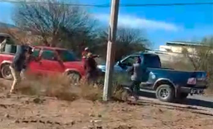 VIDEO: Graban riña entre vecinos de Las Flores; detienen a tres y aseguran arma de fuego