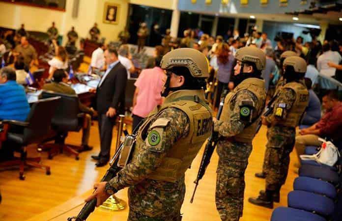 Las imágenes del ejército dentro del Congreso provocaron críticas dentro y fuera de El Salvador / Foto:  EFE