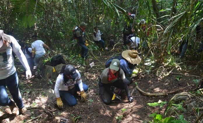 Familiares de desaparecidos escarban en busca de fosas clandestinas en México
