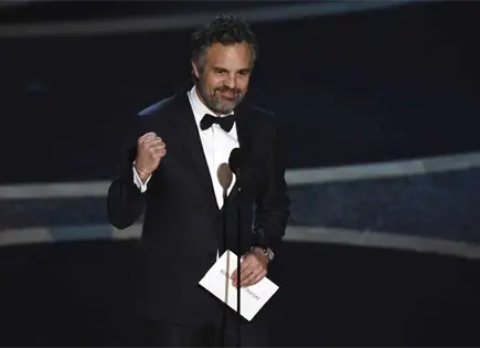 Mark Ruffalo se&ntilde;ala a Donald Trump como delincuente en los Globos de Oro 2026
