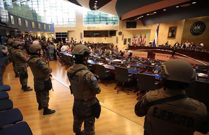 El presidente de El Salvador irrumpió en el Parlamento con militares con fusiles de asalto / Foto: AP