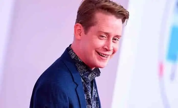 Macaulay Culkin celebra sus 45 años rodeado de amor y música