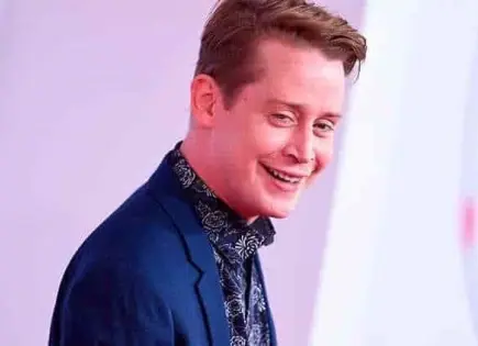 Macaulay Culkin celebra sus 45 años rodeado de amor y música