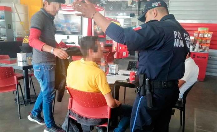 Detienen a empleado de tienda por embriagarse y escandalizar en su turno