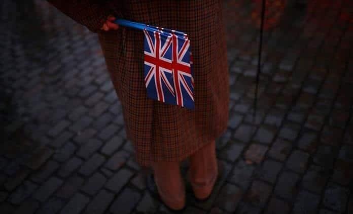 El Reino Unido pedirá a los inmigrantes hablar inglés y llegar con una oferta