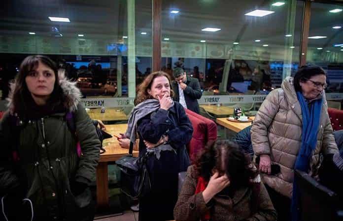 Familiares de Osman Kavala esperaban su liberación, pero la Fiscalía lo detuvo nuevamente / Foto: EFE