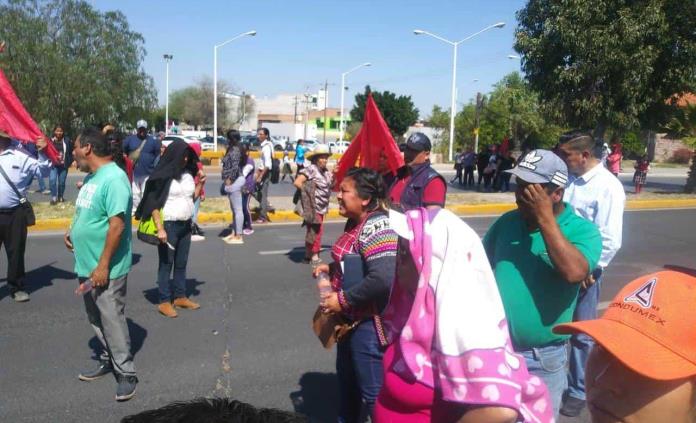 Antorchistas bloquean todos los carriles de Salvador Nava, a la altura de la UAM