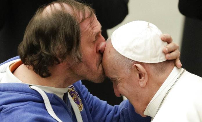 Hombre sorprende al papa y le planta un beso en la frente