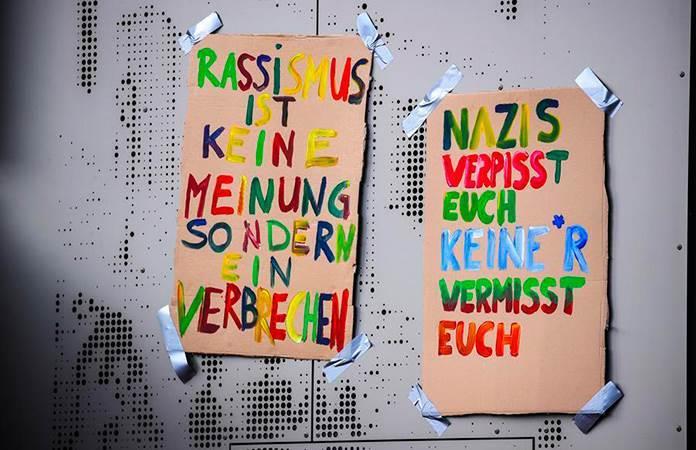 Carteles con consignas antirracistas en un improvisado monumento por los ataques en Hanau, Alemania / Foto: EFE