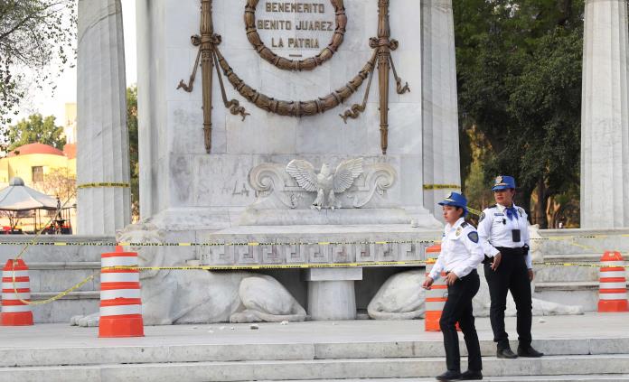 Hemiciclo a Juárez otro monumento artístico con destrozos