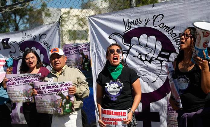 Mujeres exigen justicia contra un presunto violador frente a reclusorio de CDMX