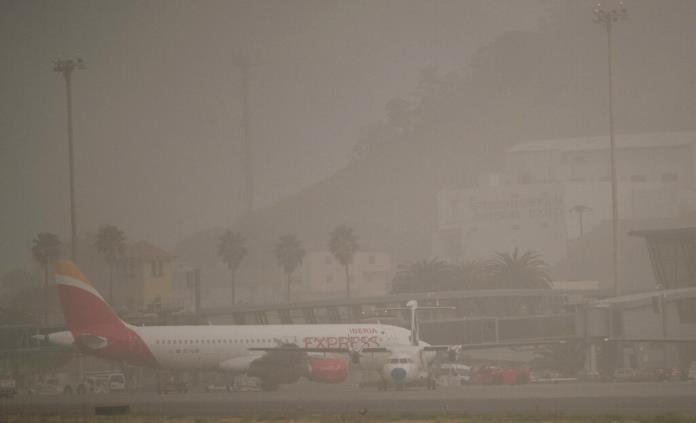 Los aeropuertos canarios reabren tras afectaciones por arena y polvo procedentes del desierto del Sahara