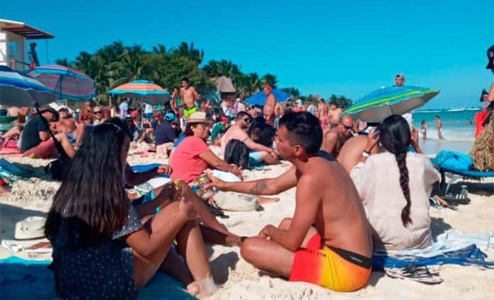 Bañistas responden al picnic masivo en Playa Mamitas, en protesta por el desalojo de 2 turistas