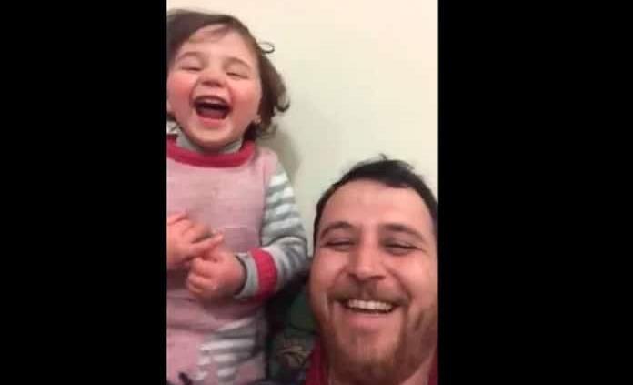 Salwa, la niña que se reía de las bombas sirias, crecerá en Turquía