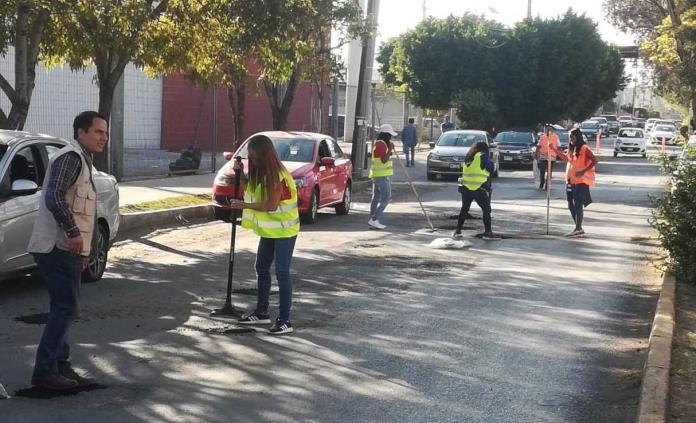 Jugadoras del Atlético de San Luis Femenil tapan baches afuera del Centro de Alto Rendimiento