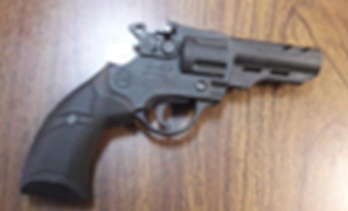 Detienen a hombre que chocó contra patrulla y amenazó a policías con una pistola de juguete