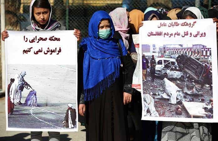 Activistas muestran carteles con crímenes cometidos por el régimen Talibán / Foto: AP