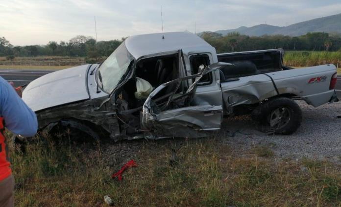 Tráiler INVADE Carril Y CHOCA Contra Camioneta En La Carretera A