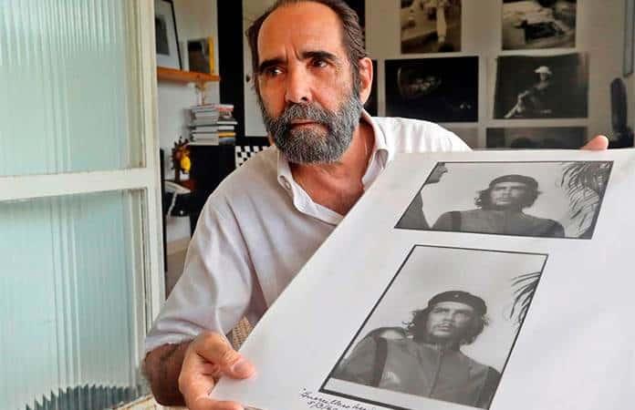 José A. Figueroa, ayudante de Alberto Díaz Korda, muestra las dos tomas del icónico retrato / Foto: EFE