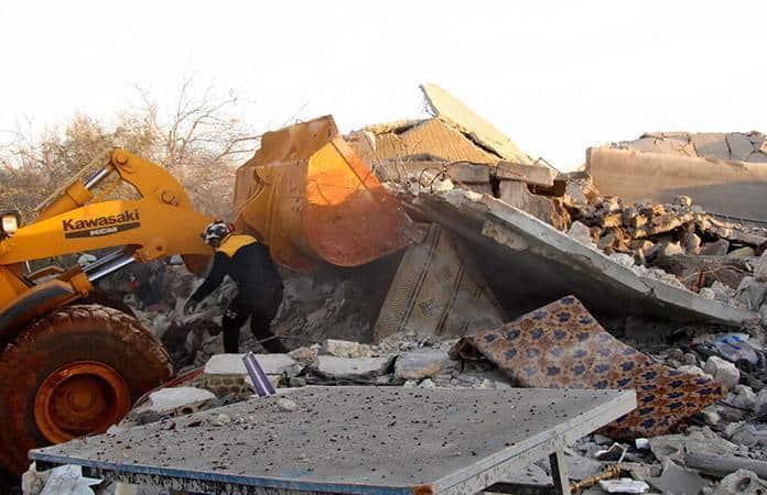 Cascos Blancos buscan víctimas en una casa destruida por los bombardeos / Foto: AP