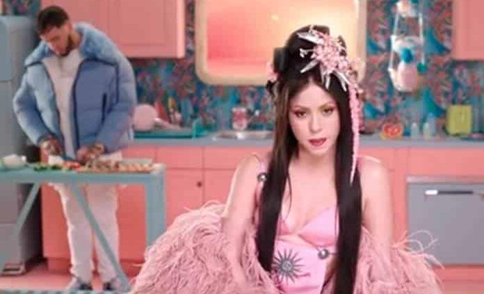 Shakira y Anuel AA apelan al color y a guiño a Japón en video de Me gusta