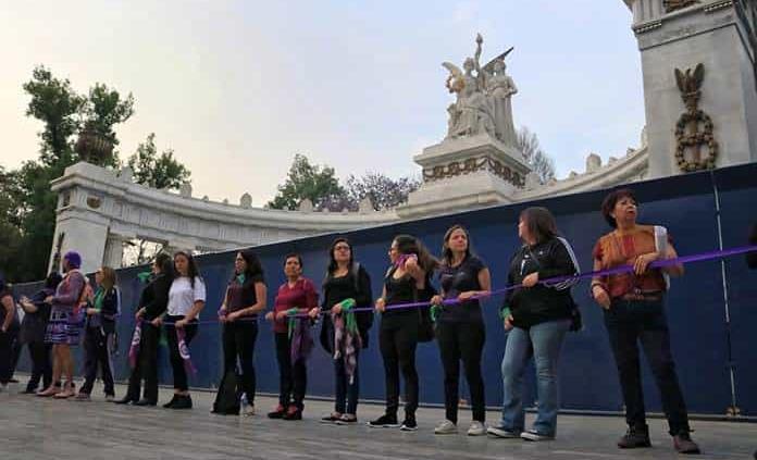 Inician actividades por el 8M en la CDMX; en el Zócalo pintan los nombres de mujeres asesinadas