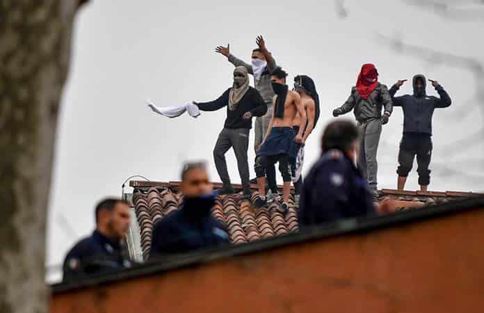 En marzo, presos se amotinaron en algunas cárceles de Italia a causa del coronavirus / Foto: AP