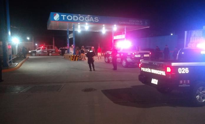 Empleados de gasera y vecinos someten a presunto ladrón; traía una pistola de juguete