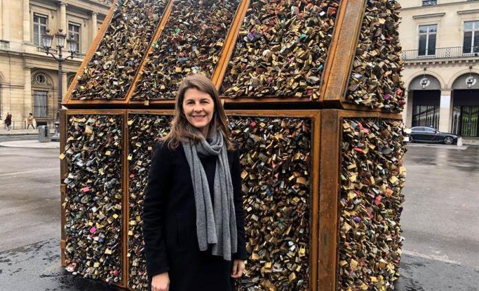 Mexicana crea con los candados del amor de París, una obra de arte contra las relaciones tóxicas
