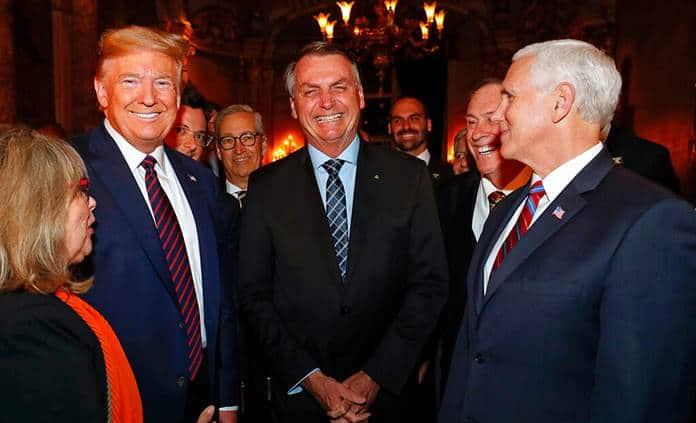 Trump dice no estar preocupado a pesar de haberse reunido con portavoz de Bolsonaro que tiene COVID-19