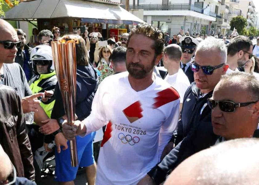 Gerard Butler, uno de los encargados de portar la antorcha. (FOTO: AP)