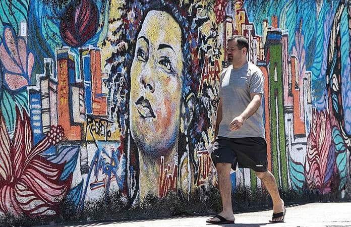 Un hombre pasa frente a un mural con la imagen de la activista brasileña Marielle Franco / Foto: EFE