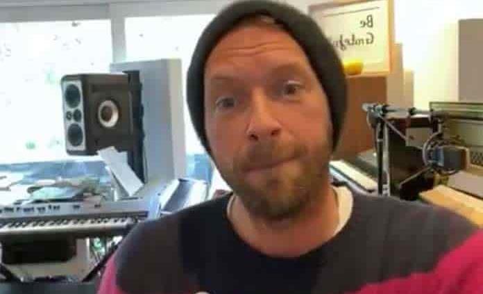 Durante la crisis por el coronavirus, Chris Martin ofrece miniconcierto en vivo y responde a peticiones de fans