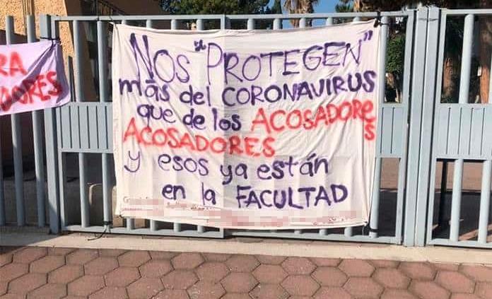 Reaparecen mantas contra profesores acusados de acoso en Ciencias de la Comunicación