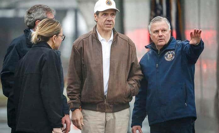 Mano firme del gobernador de Nueva York ante virus contrasta con los mensajes de Trump