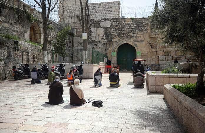Fieles musulmanes rezan en una de las puertas de la explanada de las mezquitas en Jerusalén / Foto: AP