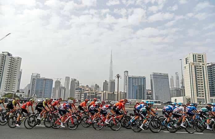 El Tour de los Emiratos Árabes fue suspendido tras detectarse casos de COVID-19 / AP