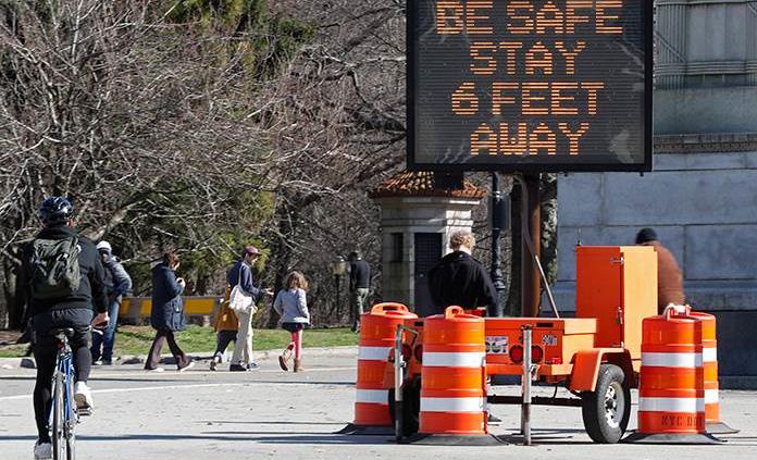 Policía de Estados Unidos hace cumplir el distanciamiento social