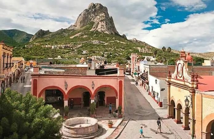 Turistas rayan la Peña de Bernal, Área Natural Protegida en Querétaro