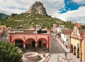 Turistas rayan la Peña de Bernal, Área Natural Protegida en Querétaro