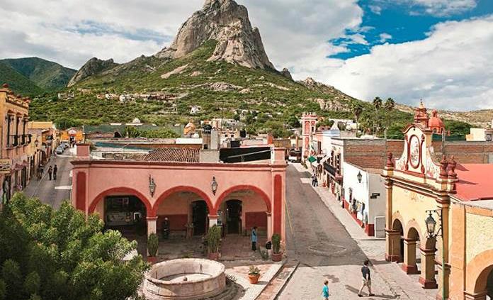 Peña de Bernal y más atractivos cierran por Covid-19