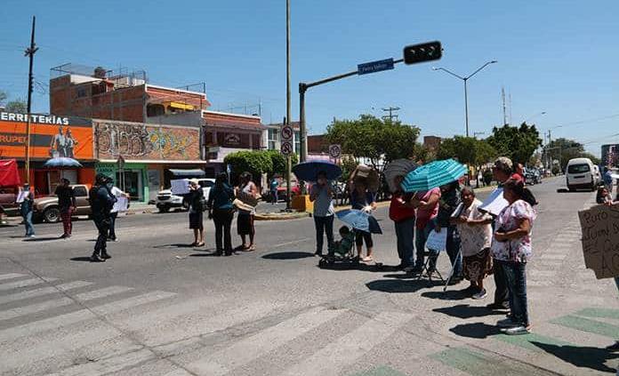 Bloquean Himno Nacional; exigen suministro de agua