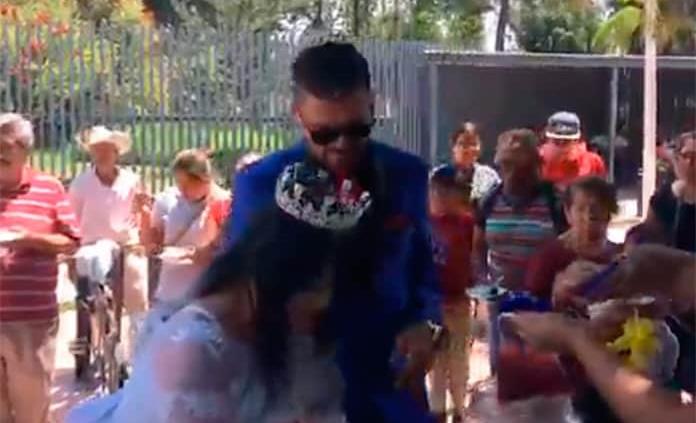 Pareja pospone fiesta de boda por Covid-19 y reparte banquete en hospital de Irapuato