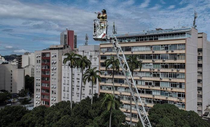 Bombero ofrece un concierto a 50 metros de altura a confinados en Río