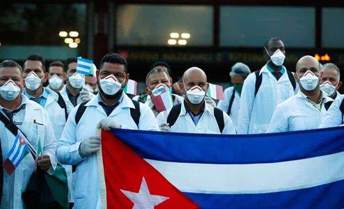 Médicos cubanos ayudan al mundo durante la crisis del COVID-19 mientras EEUU critica