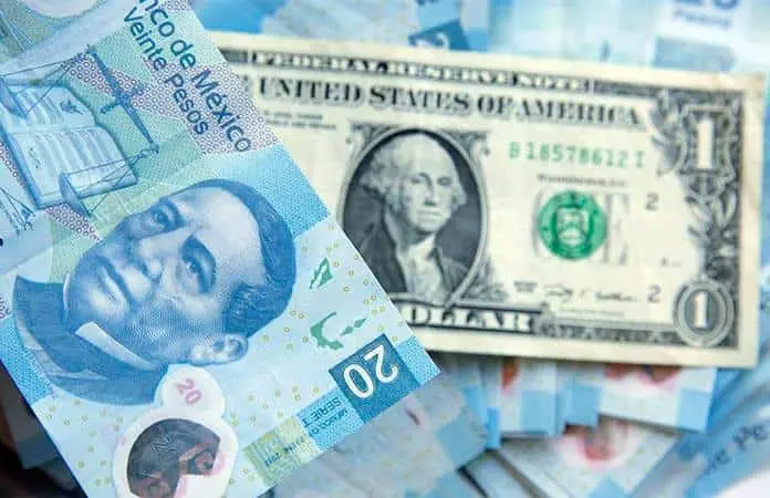 Peso cae frente al dólar por búsqueda de refugio y presión en bonos de EE.UU.