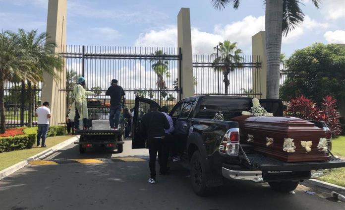Familiares se agolpan en camposanto de Guayaquil en busca de sus difuntos