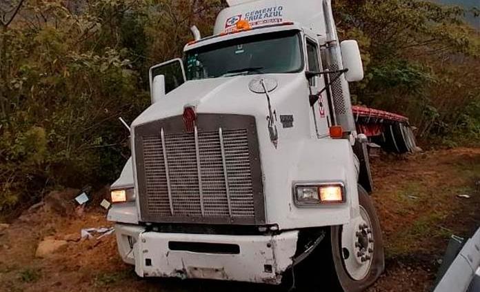 Tráiler se sale del camino en la autopista Valles-Rayón
