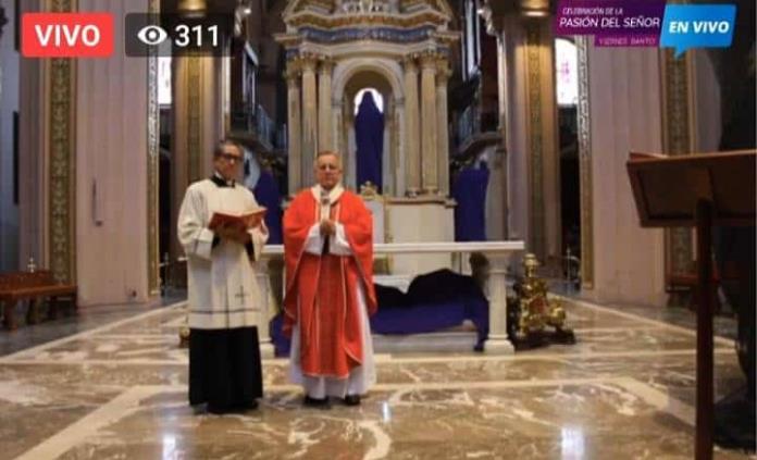 En ceremonia de Viernes Santo, ora arzobispo por las personas afectadas con COVID-19 y por el personal de salud